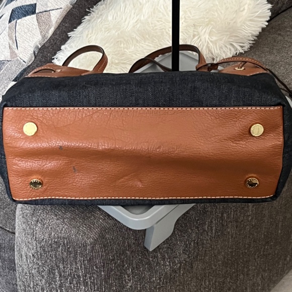 EUC Michael Kors Denim and leather shoulder bag!
Size- 14x11x6 - Picture 9 of 11